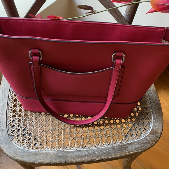 Guess Handbags in excellent condition - Picture 2 of 4